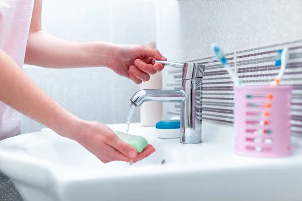 Tvätta Händerna Med Tvål Kranen Med Vatten Badrummet Hygienkoncept Och — Stockfoto