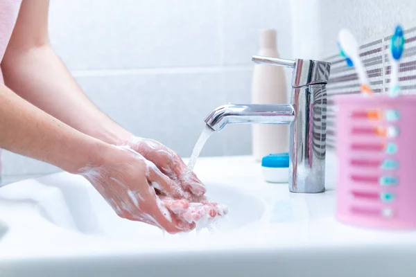 Händewaschen Mit Seife Unter Dem Wasserhahn Mit Wasser Badezimmer Hygiene — Stockfoto