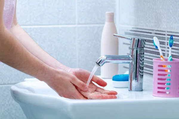 Lavarse Las Manos Debajo Del Grifo Con Agua Baño Higiene — Foto de Stock