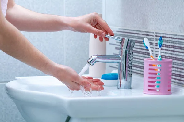 Händewaschen Unter Dem Wasserhahn Badezimmer Hygiene Und Handpflege — Stockfoto