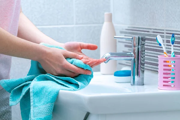 Kobieta Wycierać Ręce Suche Ręcznikiem Myciu Łazience Domu Higiena Pielęgnacja — Zdjęcie stockowe