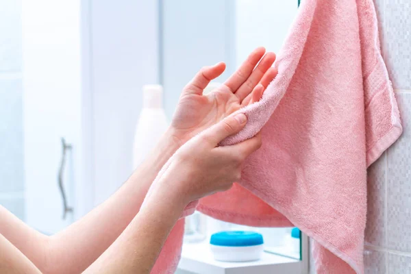Persona Que Usa Toalla Para Secarse Las Manos Después Lavarse — Foto de Stock