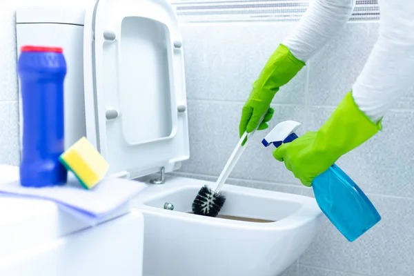 Huisvrouw Rubber Handschoenen Reinigen Ontsmetten Toilet Met Behulp Van Schoonmaakmiddelen — Stockfoto