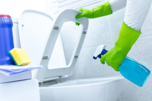 Lastik Eldivenli Hanımı Fırça Kullanarak Tuvaleti Temizliyor Dezenfekte Ediyor Temizlik — Stok fotoğraf