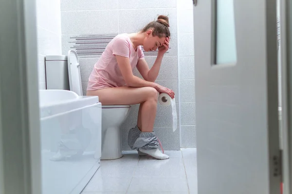 Mujer Que Sufre Diarrea Estreñimiento Baño Casa Dolor Abdominal Malestar — Foto de Stock