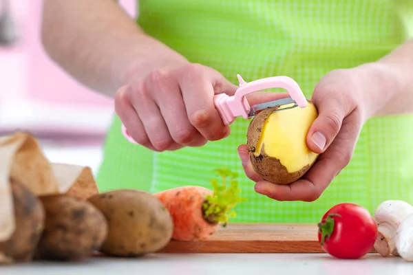 Dona Casa Avental Descascando Batata Madura Com Descascador Para Cozinhar — Fotografia de Stock