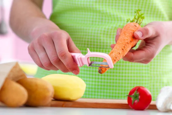 Housewife Apron Peeling Ripe Carrot Peeler Cooking Fresh Vegetable Dishes — 스톡 사진