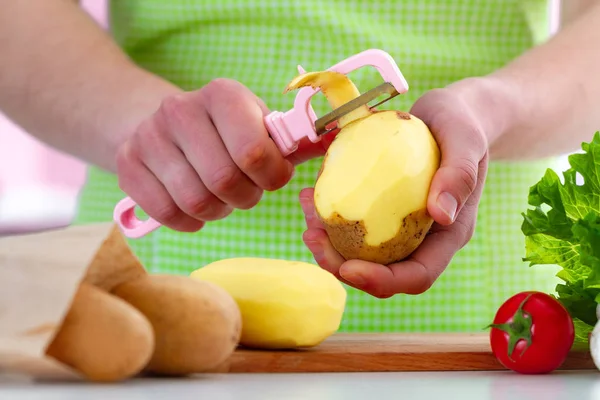Peeling Ripe Potato Using Peeler Cooking Fresh Vegetable Dishes Kitchen — 스톡 사진