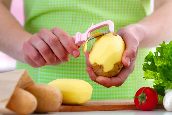 Пілінг Стиглої Картоплі Використовує Шкірку Приготування Свіжих Овочевих Страв Кухні — стокове фото