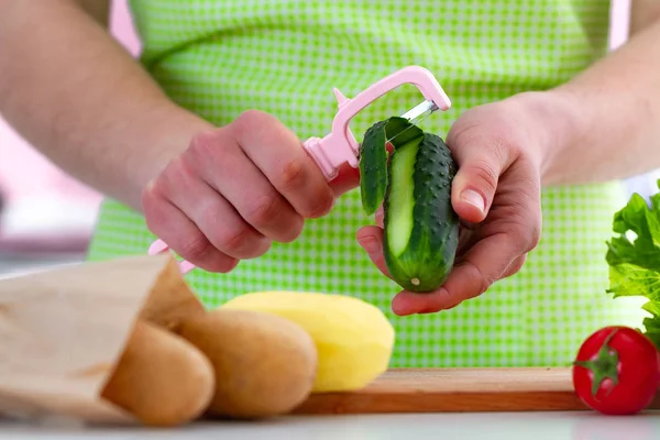 Peeling Pepino Com Descascador Para Cozinhar Pratos Frescos Saladas Legumes — Fotografia de Stock