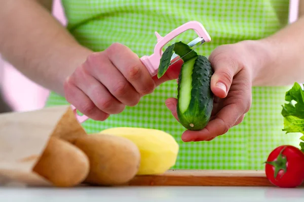 Peeling Cucumber Peeler Cooking Fresh Dishes Vegetables Salads Home Proper — 스톡 사진
