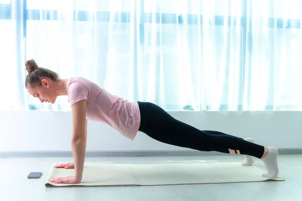 Giovane Donna Che Esercizi Tavola Fitness Tappetino Yoga Casa Perdere — Foto Stock