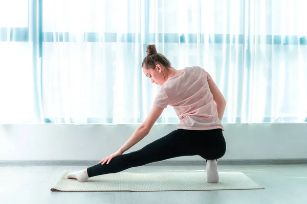 Giovane Donna Fare Esercizi Allenamento Muscolare Fitness Tappetino Yoga Casa — Foto Stock