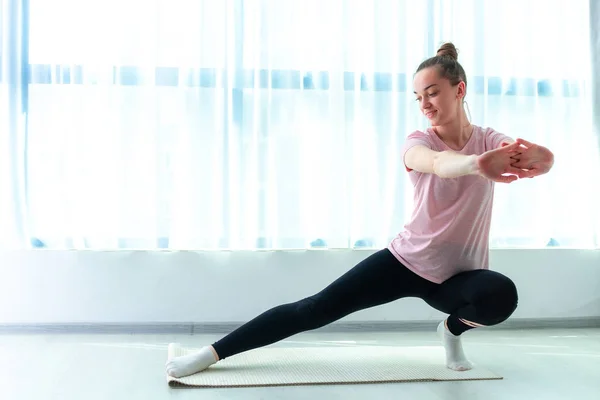 Giovane Donna Fare Esercizi Stretching Muscolare Fitness Sul Tappetino Yoga — Foto Stock