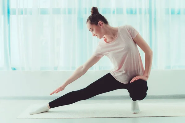 Donna Sana Felice Fare Esercizi Stretching Muscolare Fitness Sul Tappetino — Foto Stock