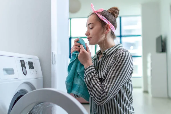 Vacker Ung Hemmafru Luktar Och Njuter Doften Frisk Ren Handduk — Stockfoto