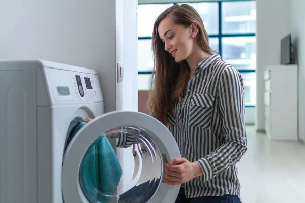 Glad Attraktiv Ung Kvinna Lasta Tvätt Tvättmaskinen Hemma — Stockfoto