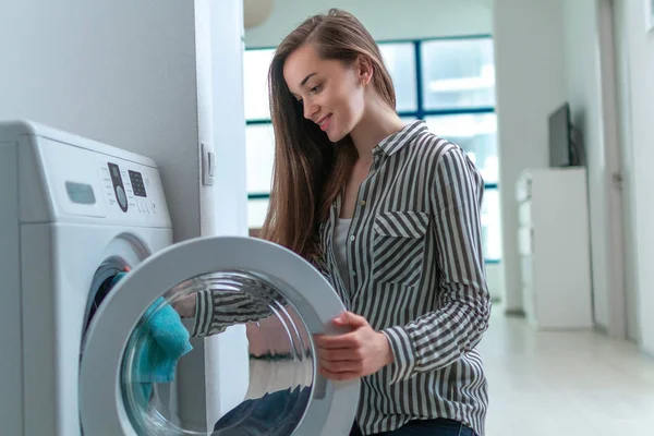 Gelukkig Aantrekkelijke Jonge Vrouw Laden Wasgoed Wasmachine Thuis — Stockfoto