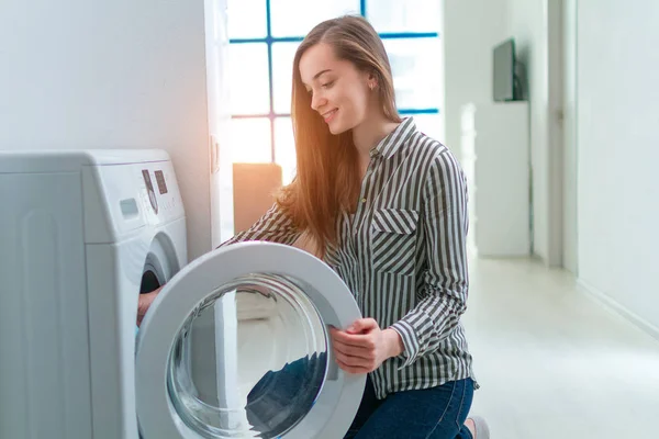 Glad Hemmafru Engagerad Tvätt Kläder Och Linne Med Tvättmaskin Hemma — Stockfoto