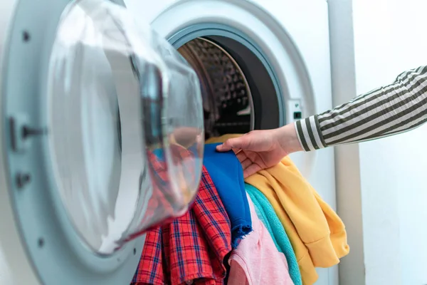 Laddar Färgade Kläder Och Linne Tvättmaskin Tvätt Hemma — Stockfoto