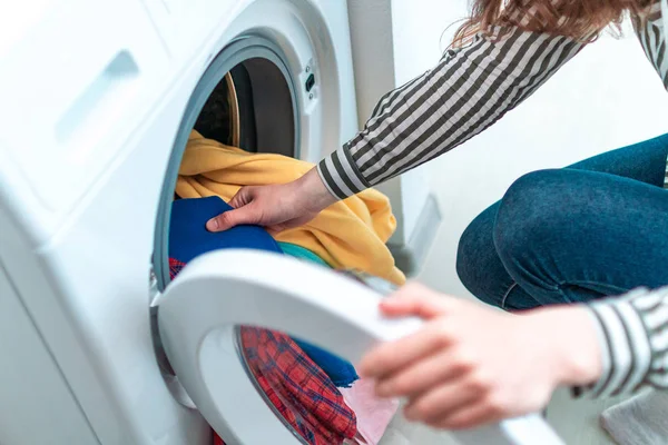 Laddar Färgade Kläder Och Linne Tvättmaskin Tvätt Hemma — Stockfoto