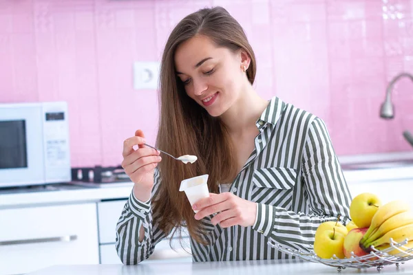 Portret Van Een Jonge Lachende Vrolijke Vrouw Die Yoghurtbeker Vasthoudt — Stockfoto