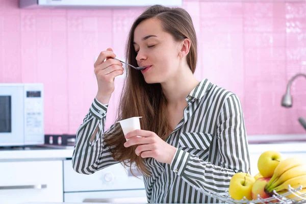 Portret Van Een Jonge Lachende Vrolijke Vrouw Die Yoghurt Eet — Stockfoto