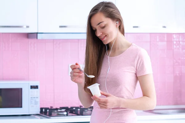 Mladá Atraktivní Brunetka Žena Sluchátkách Jíst Čerstvý Jogurt Snídani Fitness — Stock fotografie