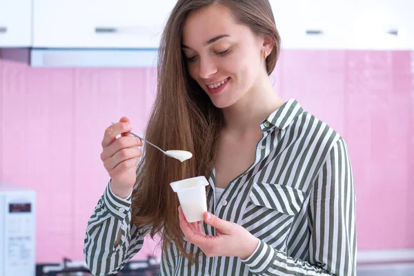 Retrato Una Joven Sonriente Feliz Mujer Sosteniendo Una Cuchara Yogur — Foto de Stock