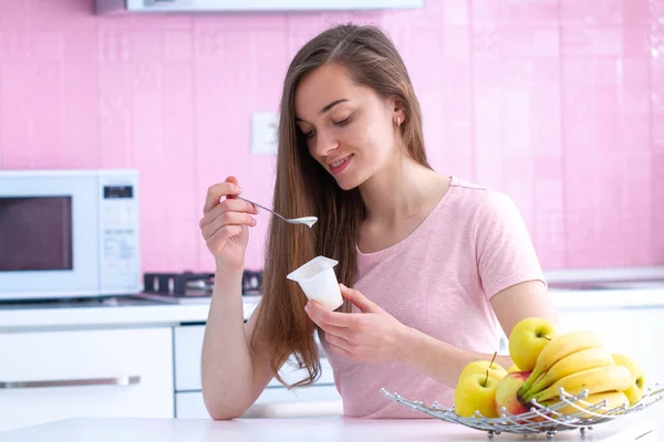 Jonge Aantrekkelijke Brunette Vrouw Eten Verse Yoghurt Voor Het Ontbijt — Stockfoto