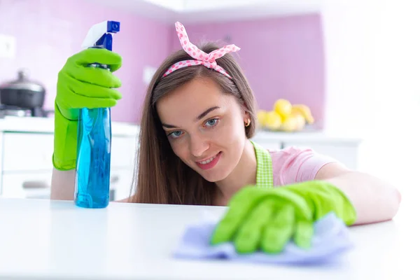 年轻迷人的家庭主妇戴着橡胶手套 在家里厨房用抹布和喷雾进行春季清洁 料理家务和家务活 — 图库照片