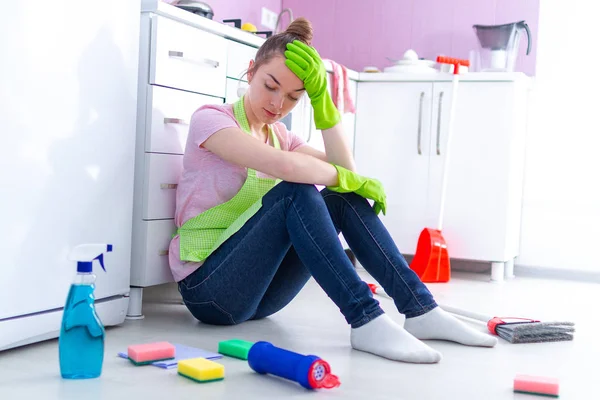 Cansada Excesso Trabalho Limpeza Mulher Que Sofre Fadiga Doméstica Descansando — Fotografia de Stock