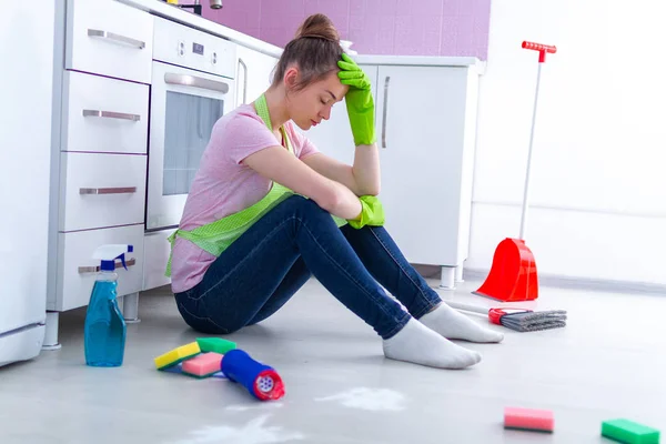 若い働き過ぎる主婦は家事や家庭のキッチンでの春の掃除に疲れている ハウスキーピングからの休憩 — ストック写真