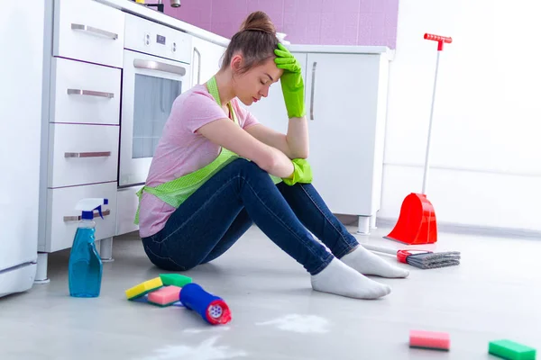 Ung Överarbetad Hemmafru Trött Hushållssysslor Och Vårstädning Köket Hemma Vila — Stockfoto