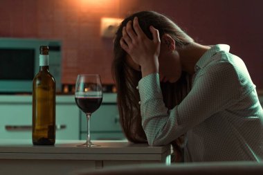 Mutsuz, yalnız, kırmızı şaraplı genç bir kadın akşamları evde tek başına içiyor. Hayat zorlukları ve sorunlar. Kadın alkolizmi ve alkol bağımlılığı