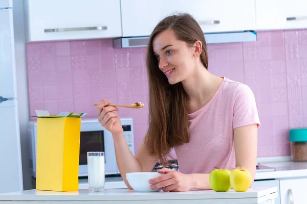 Gelukkig Aantrekkelijke Vrouw Eten Knapperige Chocolade Ballen Voor Gezonde Granen — Stockfoto