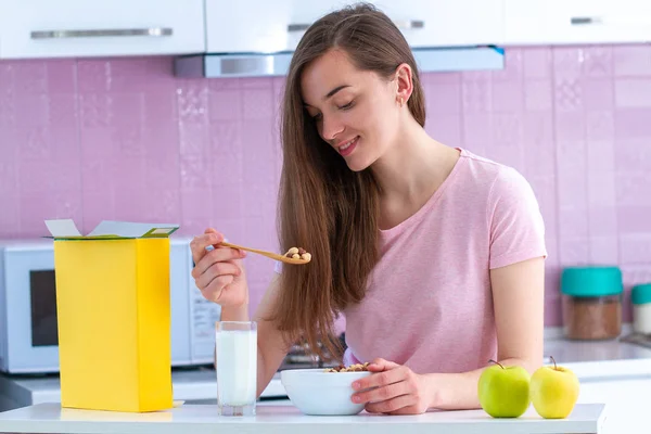 Gelukkig Aantrekkelijke Vrouw Eten Knapperige Chocolade Ballen Voor Granen Ontbijt — Stockfoto