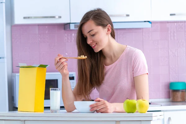 Šťastná Atraktivní Žena Jíst Křupavé Čokoládové Kuličky Cereálie Snídaně Časné — Stock fotografie