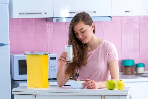 Gelukkig Aantrekkelijke Vrouw Met Een Glas Verse Melk Een Lepel — Stockfoto