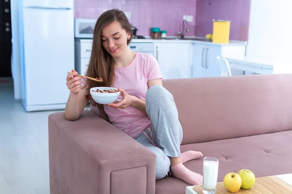 Jong Gelukkig Mooi Brunette Vrouw Pyjama Eten Chocolade Ballen Voor — Stockfoto