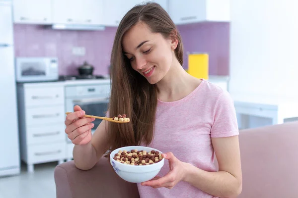 Portret Van Een Jonge Vrolijke Mooie Brunette Een Pyjama Die — Stockfoto