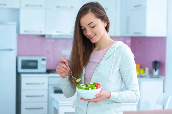 Jonge Gelukkig Mooie Vegetarische Vrouw Eten Groenten Salade Als Snack — Stockfoto