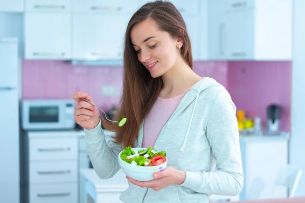 Fiatal Boldog Gyönyörű Vegetáriánus Eszik Zöldség Salátát Snack Otthon Fogyókúra — Stock Fotó