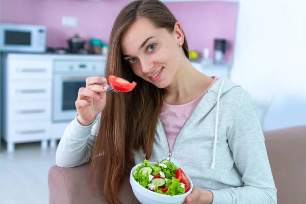 Portret Van Een Jonge Gelukkige Gezonde Vrouw Die Groentesalade Eet — Stockfoto