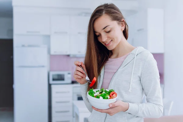 年轻快乐美丽的素食主义者女人中午在家里吃健康的蔬菜沙拉 饮食和健康饮食 清洁及控制食物 — 图库照片