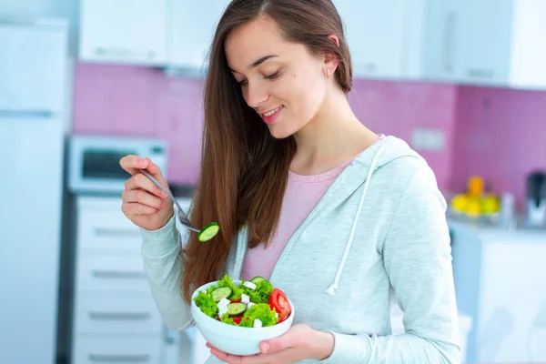 Jonge Gelukkig Mooie Veganistische Vrouw Die Thuis Gezonde Groentesalade Eet — Stockfoto
