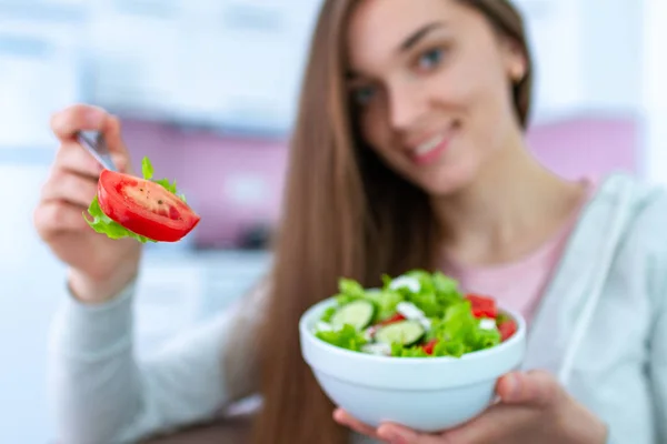 Retrato Jovem Mulher Saudável Feliz Comendo Salada Legumes Frescos Casa — Fotografia de Stock