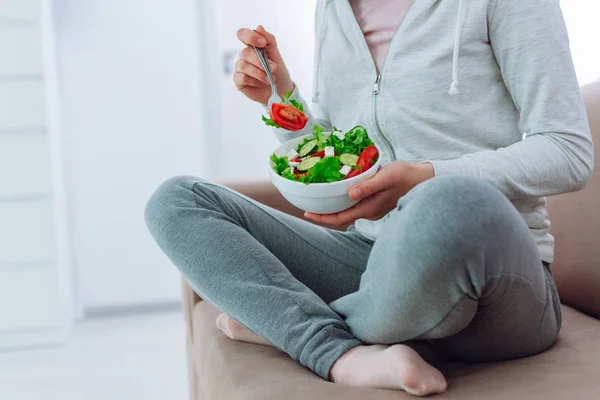 Gezonde Vrouw Sportkleding Met Een Kom Verse Groentesalade Thuis Evenwichtige — Stockfoto