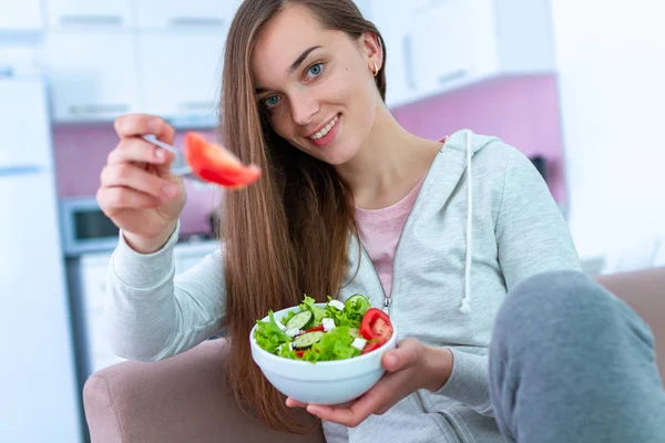 Ritratto Giovane Donna Felice Sana Che Mangia Insalata Verdure Pranzo — Foto Stock