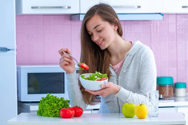 Young Attractive Happy Healthy Woman Sportswear Eating Fresh Vegetable Salad — 스톡 사진